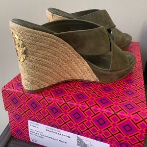 TORY BURCH BAILEY SUEDE WEDGE MULE SANDAL